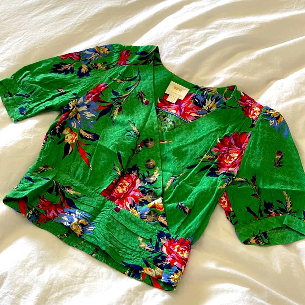 Vibrant top with button and elastic detail